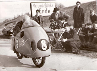 am Motorrad Erwin Lechner, stehend mit Hut Ernst Kronreif, sitzend Maria Hartmann, knieend Hans Trunkenpolz