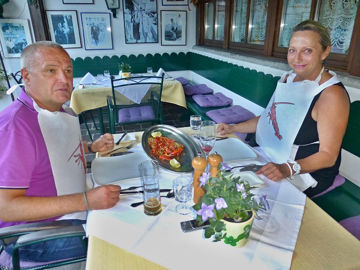 Christine und Hans genießen gegrillte Flusskrebse als Vorspeise im Gasthof Hotel Hohlwegwirt, Hallein Taxach