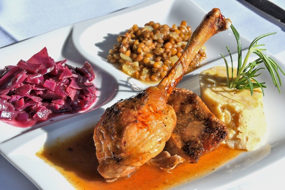 Gasthof Hotel Hohlwegwirt, Hallein Taxach, Martinigansl mit Blaukraut, Linsen und Serviettenknödel im Herbst.