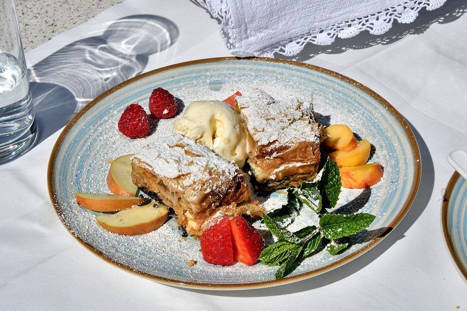 Gasthof Hotel Hohlwegwirt, Hallein Taxach, im September Istrien zu Gast: Gibanica, Schichtstrudel: bestehend aus Apfel, Mohn, Topfen, Walnüsse