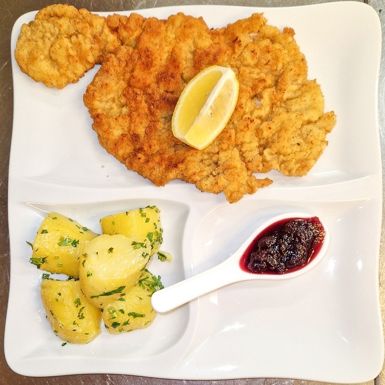 Gasthof Hotel Hohlwegwirt, Hallein Taxach, Wiener Schnitzel mit Petersilkartoffeln