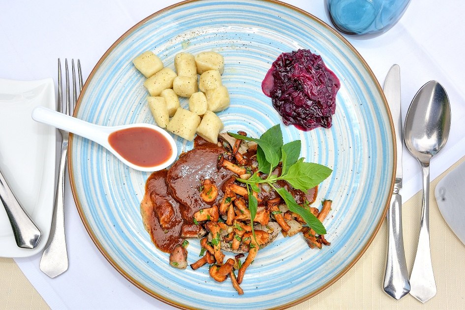 Gasthof Hotel Hohlwegwirt, Hallein Taxach, gespickter Rehbraten mit Blaukraut, Gnocchi und Sauce Cumberland