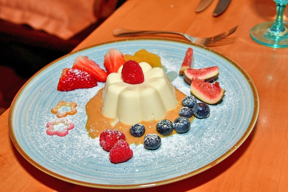 Gasthof Hotel Hohlwegwirt, Hallein Taxach, Panna Cotta, gestürztes Schlagobers auf Karamelsoße